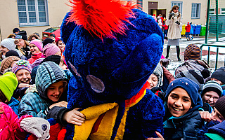 Dzieci i wolontariusze bawią się na ulicach Olsztyna